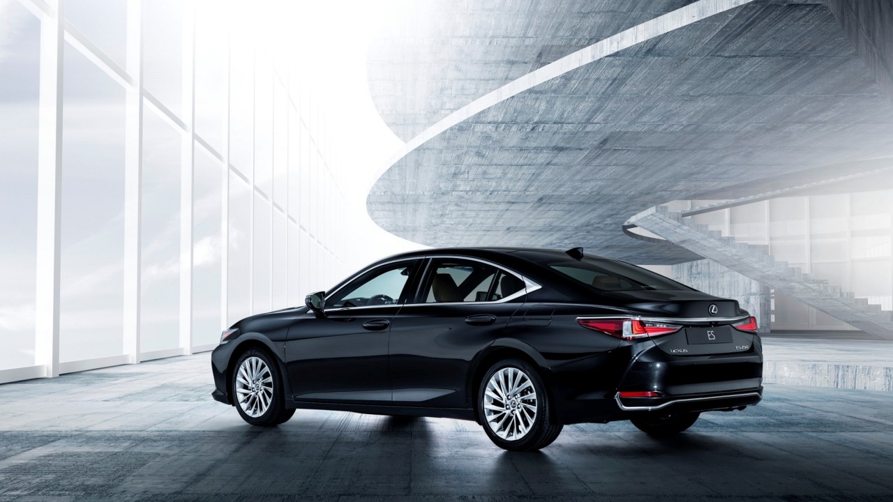 Lexus ES 300h Hero Image