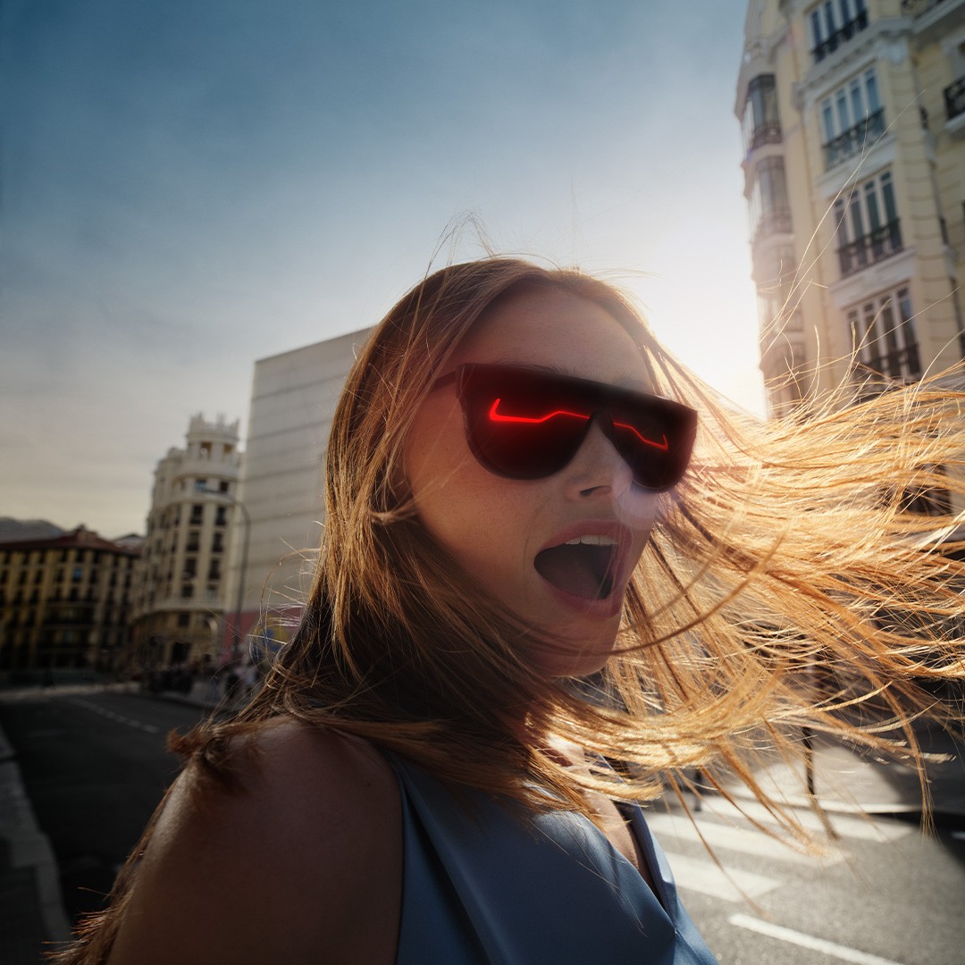 Une femme avec une Lexus se reflétant dans ses lunettes de soleil
