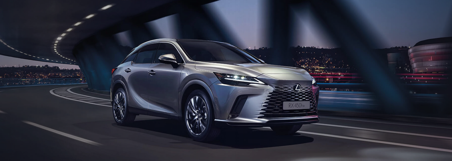 Lexus RX roulant sur une route urbaine
