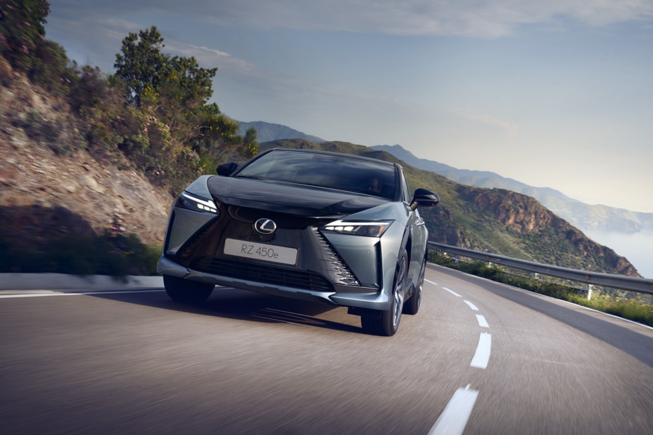 A Lexus UX 300e driving in a city location 