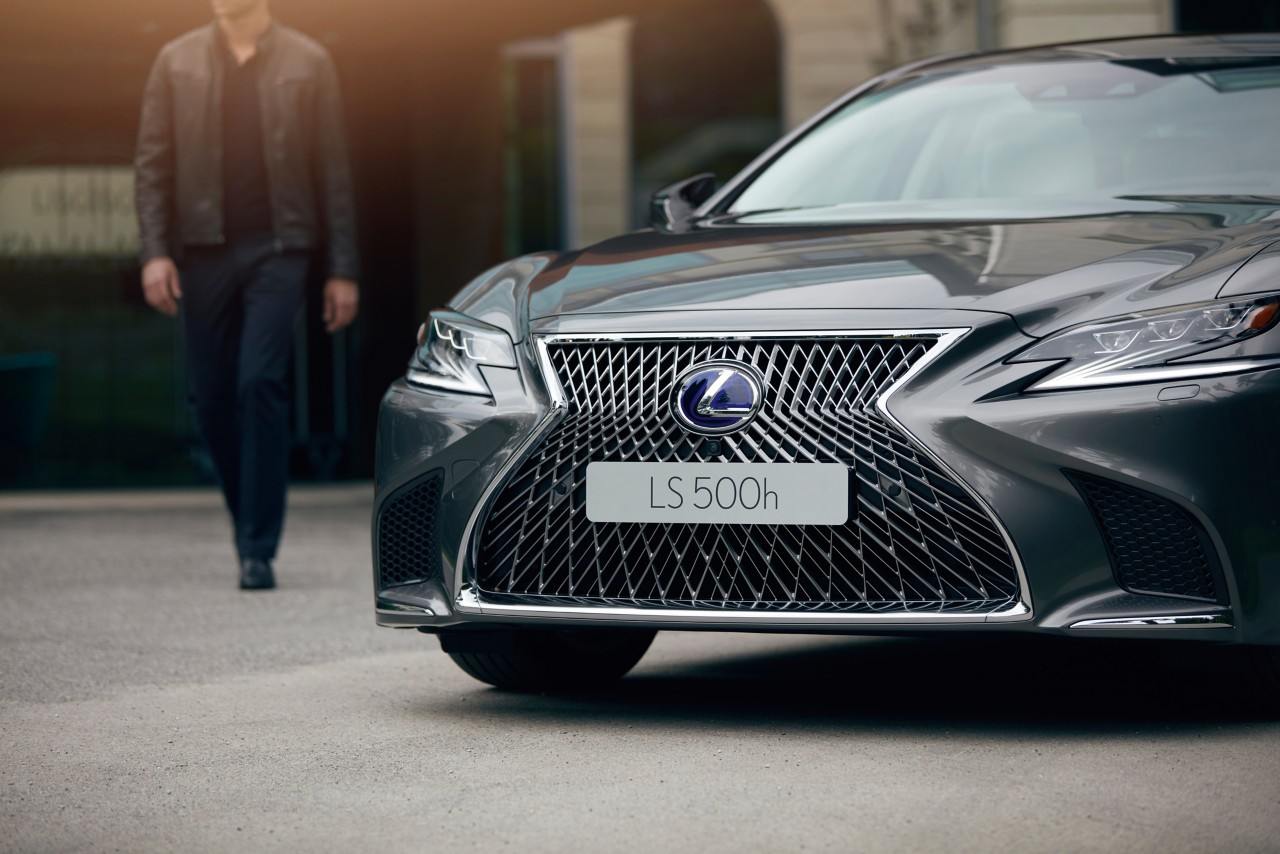 LS-Exclusive-lexus-safety-system-a