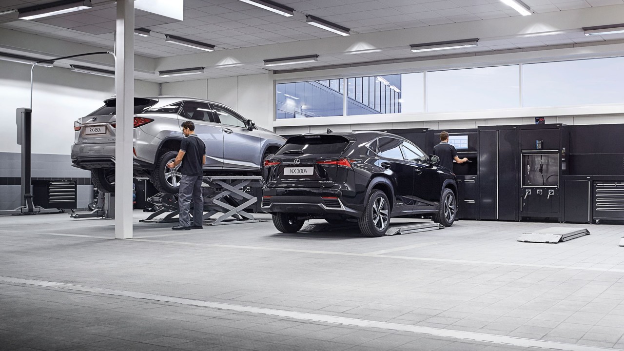 A Lexus technician