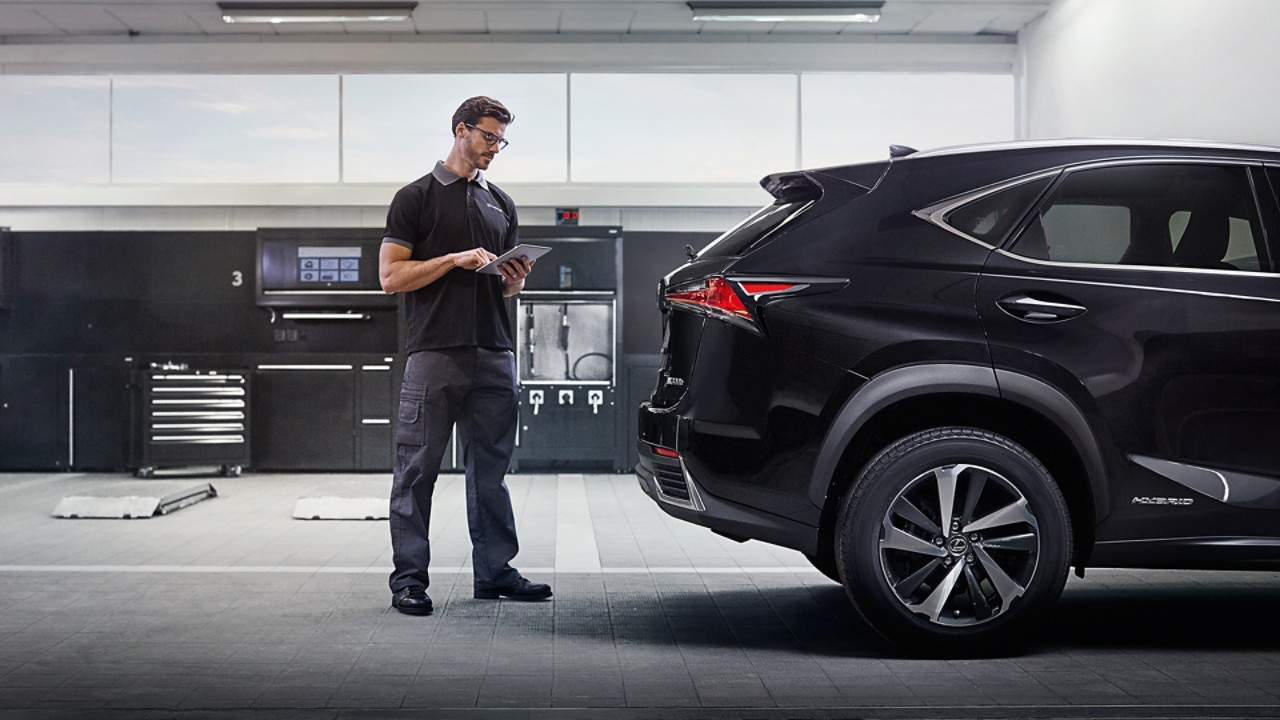 A Lexus technician